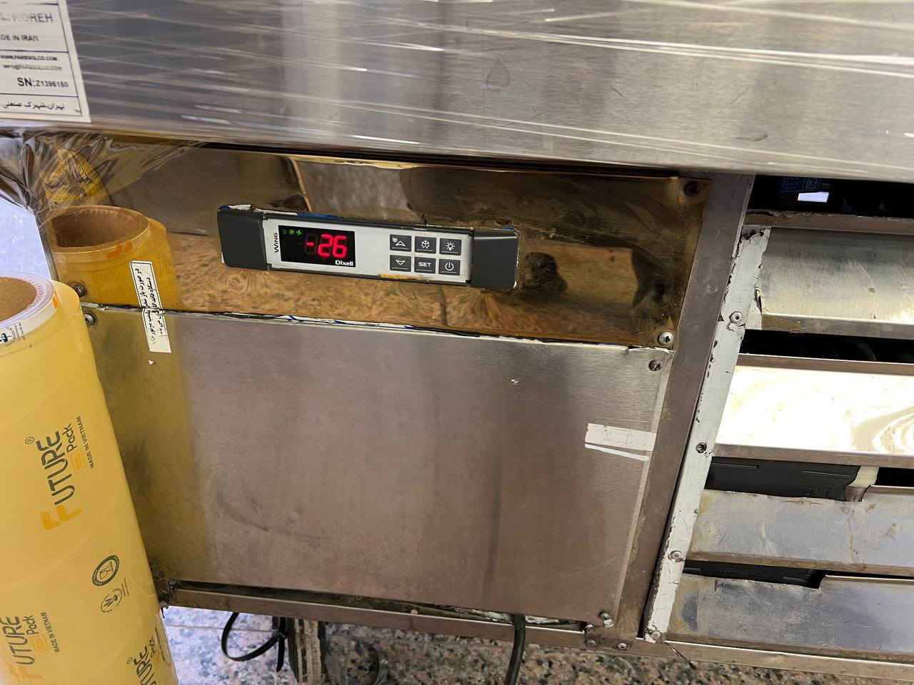 السلام عليكم 
من رخصة الادمن 
للبيع ..
عارضه ايرانيه دبل كمبريسر
حجم الكمبريسر الواحد طن ونص 
نخب اول
نضيفه جدا 
طول 140 عرض 120 .
تجميد سالب 26 درجه 
تأخذ 10 بلانك الحجم الكبير 
السعر  $ 18 ورقه  
مكاني بغداد حي الجهاد مقابل مشاتل الاطباء 
للتواصل ***********
الشراي يجي اتصال ويدلل
