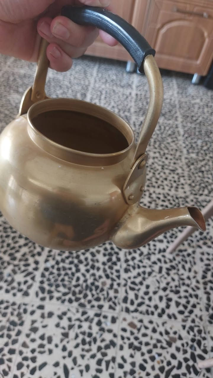 غراض انتيكا قديمة بس نظيفة للبيع 
قوري نحاس اصلي بدون قبغ ب٢٥
قوري فضي صناعته انكلترا ب٢٠ 
سن الفيل ثلاثي شغل يدوي اصلي ب٢٥
بنكات نشنل اصلي الوحدة ب٢٥ تشتغل بس قاعدة مكسورة 
خناجر أصلية عدد ٤ بالباكيت الواحد ب٧٠
خنجر كبير لون اسود ب٦٥
كرستالة خضرة عدد ٢ ب١٥


**إذا كنت صاحب هذا الإعلان وتريد حذفه لأي سبب، رجاءا أرسل رسالة إلى الدعم الفني**