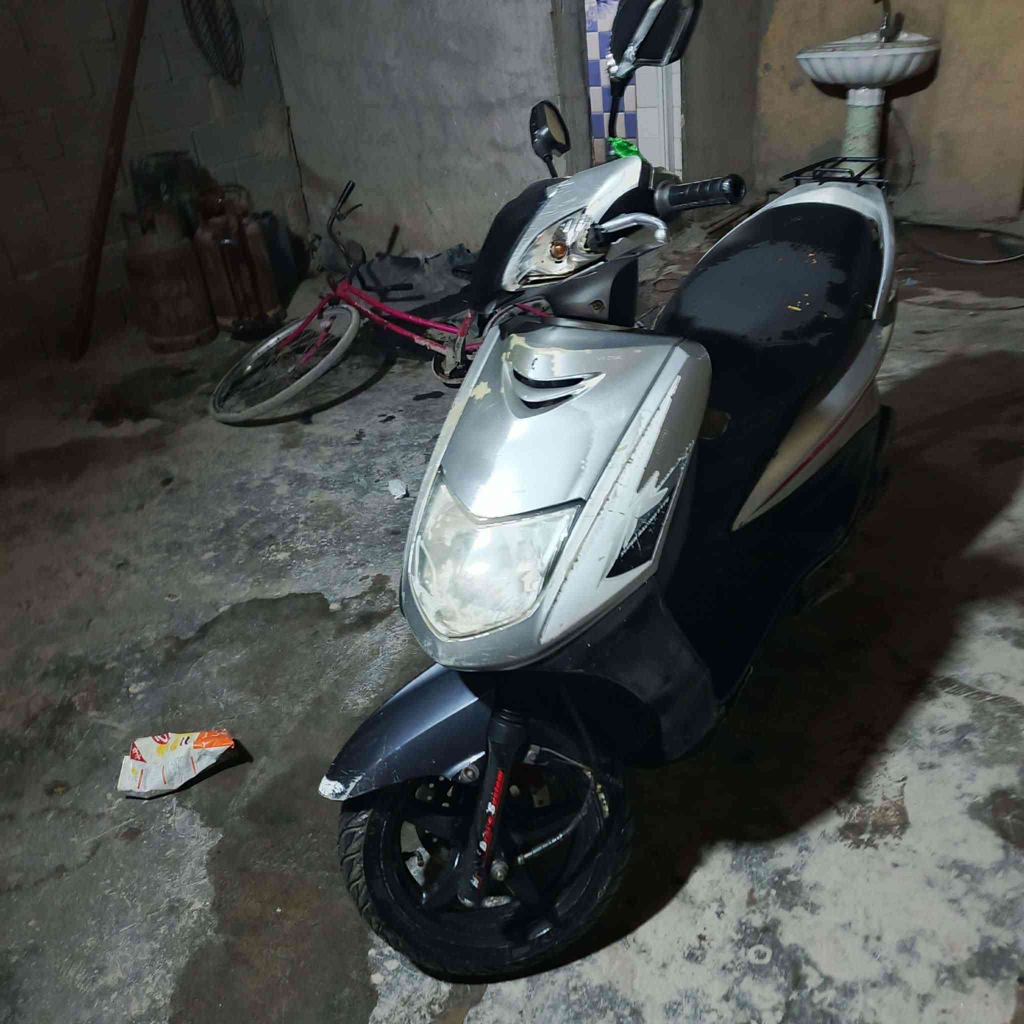 دراجه سكنس نثيه كفراتها ختم واحد مكينه تعال وشوف السعر ٢٥٠ وبيها مجال الاتصال على الرقم ***********
