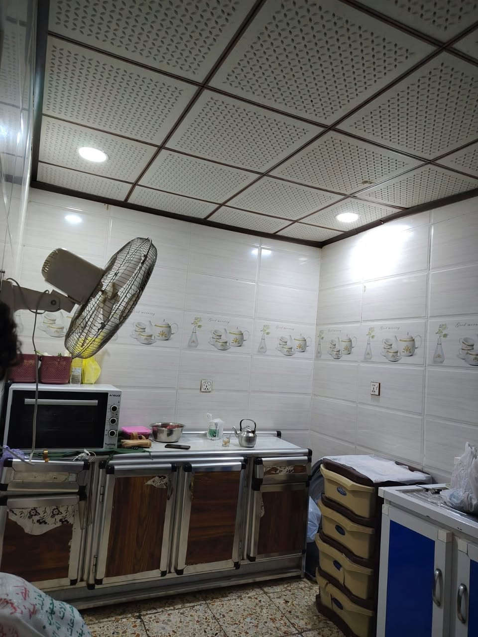 السلام عليكم بيت للبيع 220 متر حي الرحمة منطقة ثانيه ثلاث غرف صالة مطبخ استقبال صحيات السعر 75 مليون مع المجال 
مكتب حازم البديري 
***********
