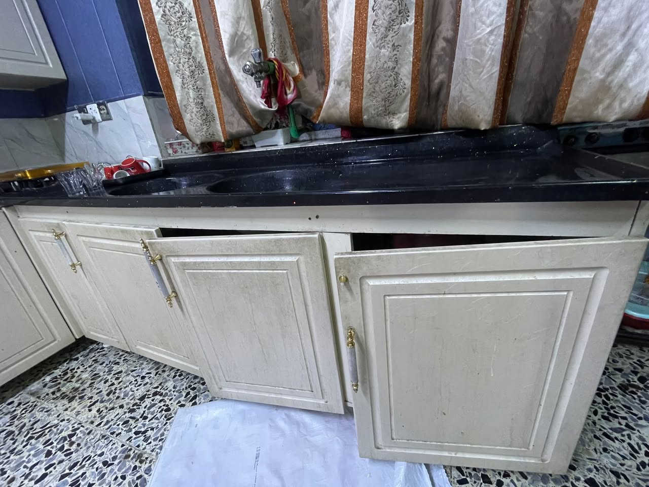 كاونتر  تركي درجه اولى🇹🇷. يحتوي على حوضين سنك للبيع 🔺 
مثل ماموضح بصور نضيف يحتاج فقط تعديل بسيط لسسك الجرارة وبراغي الباب  🔻
السعر 750 وبيه مجال بسيط🔵


**إذا كنت صاحب هذا الإعلان وتريد حذفه لأي سبب، رجاءا أرسل رسالة إلى الدعم الفني**