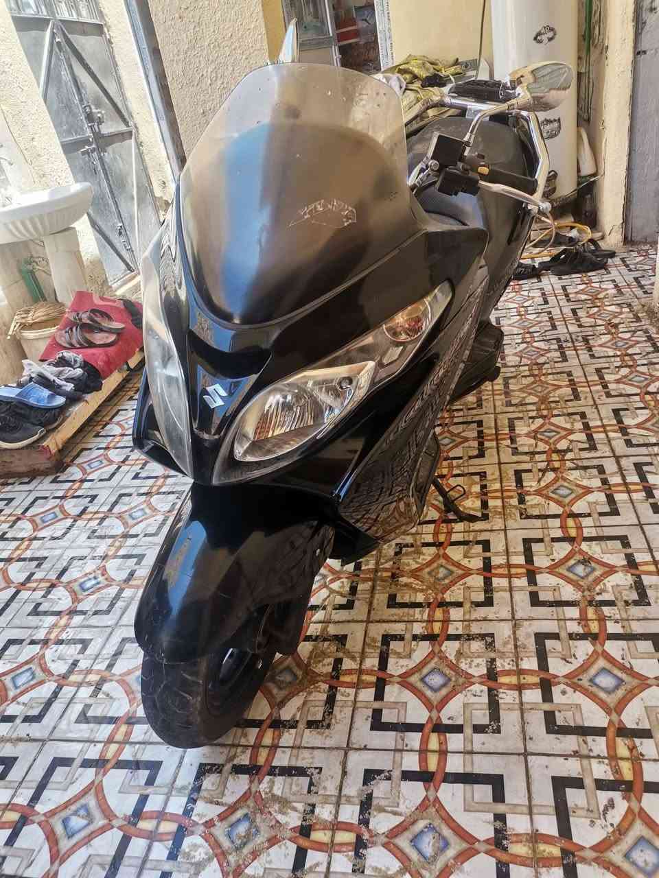 سكاي ويف بصمه نقصها فقط جويتر قيم باليرضي الله واخذها
مكينه برغي ما مفتوح بيها 
الدراجه حاويه مال وكيل.. مكاني ديوانيه عفك
***********

