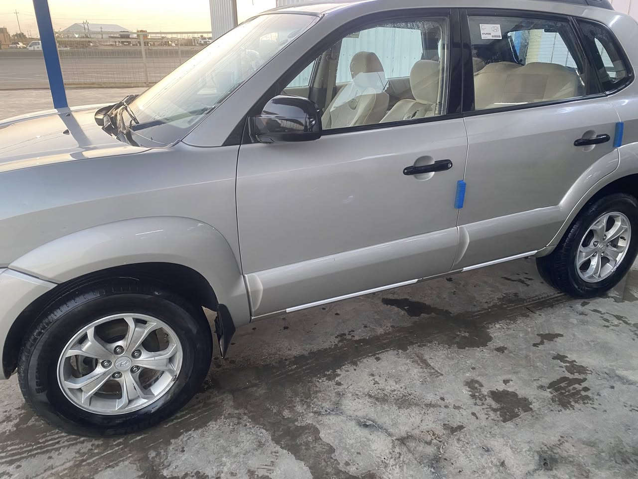 السلام عليكم توسان خليجي 2009بيهه اربع اصابع بل قبغ مال جنطه وبيهه يم قبغ البانزين شخط ومعدل والسونار مرفق ويه الصور الباقي كفاله عامه كيرجديد مكينه ممدوده عليهه سبانه شرط جديده تخم تاير وصدر وباتري كله جديد ماشيه 134حقيقي السياره فول مواصفات ومواصفاتهه معروفه فور ويل مكينه 4سلندر فتحه جام كهرباء 5ويل كب ولباقي معروف سعر 122وبيهه مجال حك الجيه مكاني بغداد اتصل وتدلل ***********
