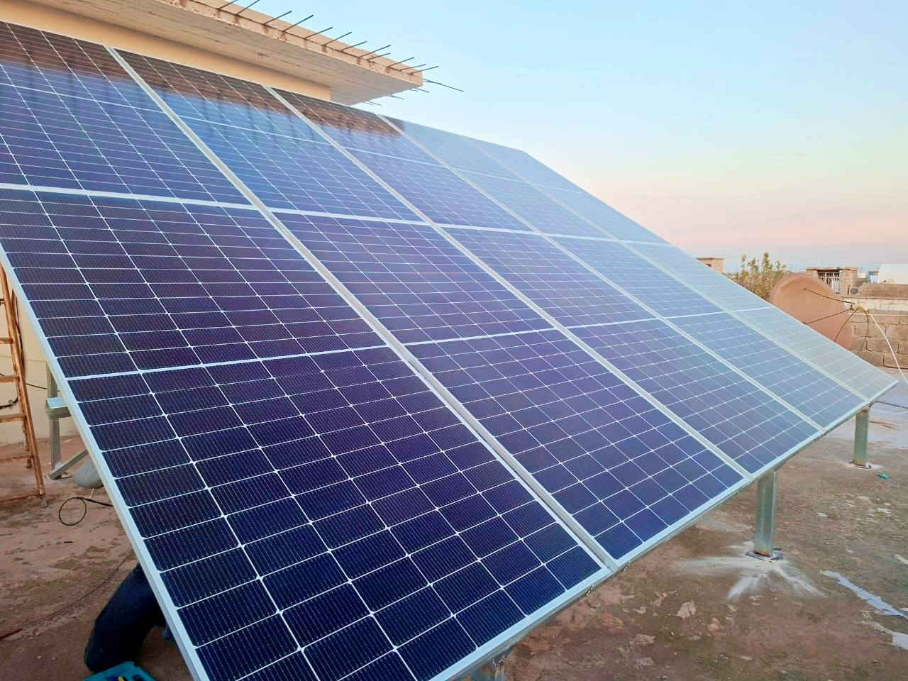 🔋 إنجاز جديد لمكتب روژ للطاقة الشمسية في #مهت شيخان 
🗓️ الثلاثاء  6_1_2026
بفضل الله وبدعمكم المستمر، يسرّ مكتب روژ للطاقة الشمسية أن يعلن إكمال مشروع تحويل منزل ابو هلال في  #مهت     إلى منظومة طاقة شمسية متكاملة توفر كهرباء مستقرة على مدار الساعة 🌞، مع نظام تشغيل وإدارة كامل عن بُعد.
🚀 مواصفات المنظومة المنجزة:
🔸 ألواح شمسية 600 واط × 10– ضمان 12 سنة – شركة Allolla 
🔸 بطاريات ليثيوم 15 كيلوواط × 1 بسعة 300 أمبير – ضمان 5 سنوات 
🔸 إنفرتر 12000 كيلوواط – قطعة عدد 1  – شركة Deye – ضمان 5 سنوات 
🔸 قدرة تشغيل مستمرة:
    • نهاريًا: 20 أمبير
    • ليليًا: 15  أمبير
🔋 استغناء تام عن المولدة
يأتي هذا الإنجاز ليؤكد التزام مكتب روژ للطاقة الشمسية بتوفير حلول طاقة متجددة موثوقة وآمنة تلائم المنازل والمشاريع التجارية على مدار الساعة، مع أعلى مستويات الجودة.
🌍 عناوين المكاتب:
📍 بعشيقة – حي الربيع – قرب كافتيريا الربيع
📍 شيخان – مفرق شيخان – قرب مطعم عنتاب
📍 سنجار – سنوني
📞 للاستفسار والتواصل:
المهندس قيدار: *********** – ***********
سلام سلو: *********** – ***********
📲 تابعونا على صفحة مكتب روژ للطاقة الشمسية لمشاهدة المزيد من الإنجازات والتحديثات.
#الطاقة_الشمسية #مكتب_روژ #طاقة_نظيفة #نينوى #العراق #بعشيقة #شيخان #سنجار #دهوك #الموصل #طاقة_متجددة #الاستدامة #روژ_تبدع #باعذرة #كوردستان #جامعةموصل #مهندس #كهرباء #موصل #اربيل #دهوك #عقره #سميل #شاريا #شيخان
