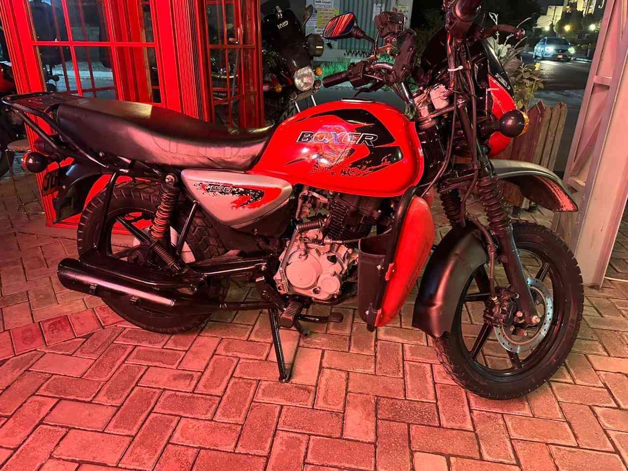 السلام عليكم شباب دراجه بوكسر موديل 2023 اوراق اصولي حته المكاتبه موجوده مال شركة المصطفى بسمي  دراجه نضافته 100/100 مناقصه اي شي خير من الله كهربائيات ومكينته جديده بوشه وبستم شركه السعر مليون و٥٠٠ وبيه مجال حك الجية *********** عنواني المنصور داودي
