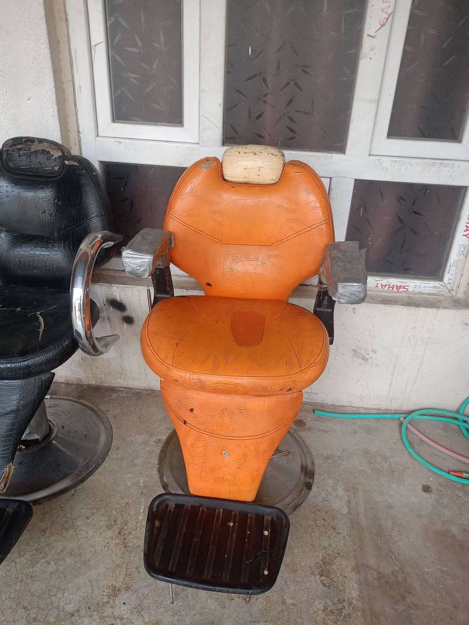 سلام عليكم كراسي حلاقين مابيهن اي عيب سعر الواحد ع 50وبي مجال ممتوجد ع فيس اتصل ع رقم ***********
