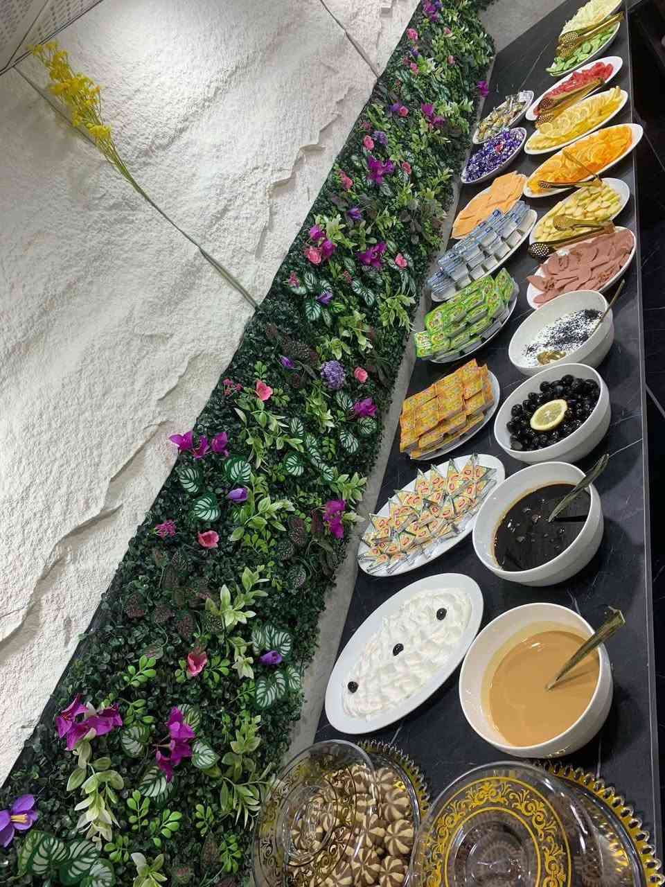 هوتيل زانكو 🌹 يرحب بكم 
تريد  تجي لسليمانية 
تعال يمنا فطورك الصباحي علينا أكثر من عشرين نوع متوفر 
كهرباء سبلت تدفئة على مدار الساعة 
ماء حار 
خدمة تنظيف الغرف كل صباح 
فندقنا يقع في سنتر السليمانية 
كلشي تحتاجه من سلع محلات كرزات السليمانية كلها قريبة 
مطاعم بكل أنواعها موجودة لغاية الصباح 
لاتحتار وتعال يم فندق زانكو 
الإتصال على الأرقام التالية 
***********
***********
واتس اب موجودة على مدار الساعة 
ملاحظه الفندق مفتوح على مدار 24 ساعة 
كراج خاص للسيارات لايوجد 
راسلنا ونرسلك الموقع 
وسفره سعيدة وأوقات ممتعه 
من نفرين فما فوق ب15 ألف النفر الواحد 
غرفة نفر واحد ب20 ألف
