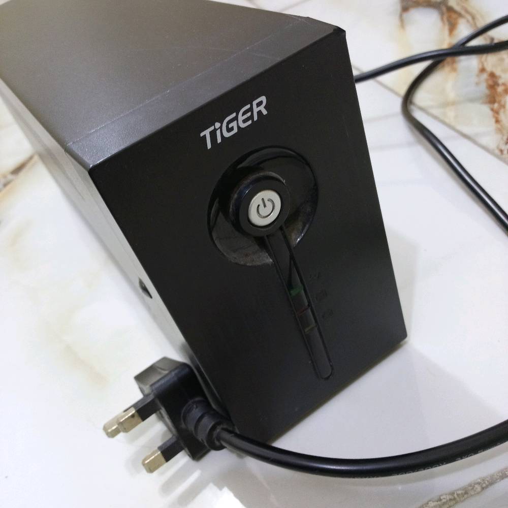 PS4 مستعمل نظيف، يدة واحدة اصلية، UBS سعة 850 بس يحتاج تبديل بطارية، لعبتين داخل الحساب الاولئ Maincraft والثانية ARK, والكيبلات الاصلية ال HDMI و سلك الباور