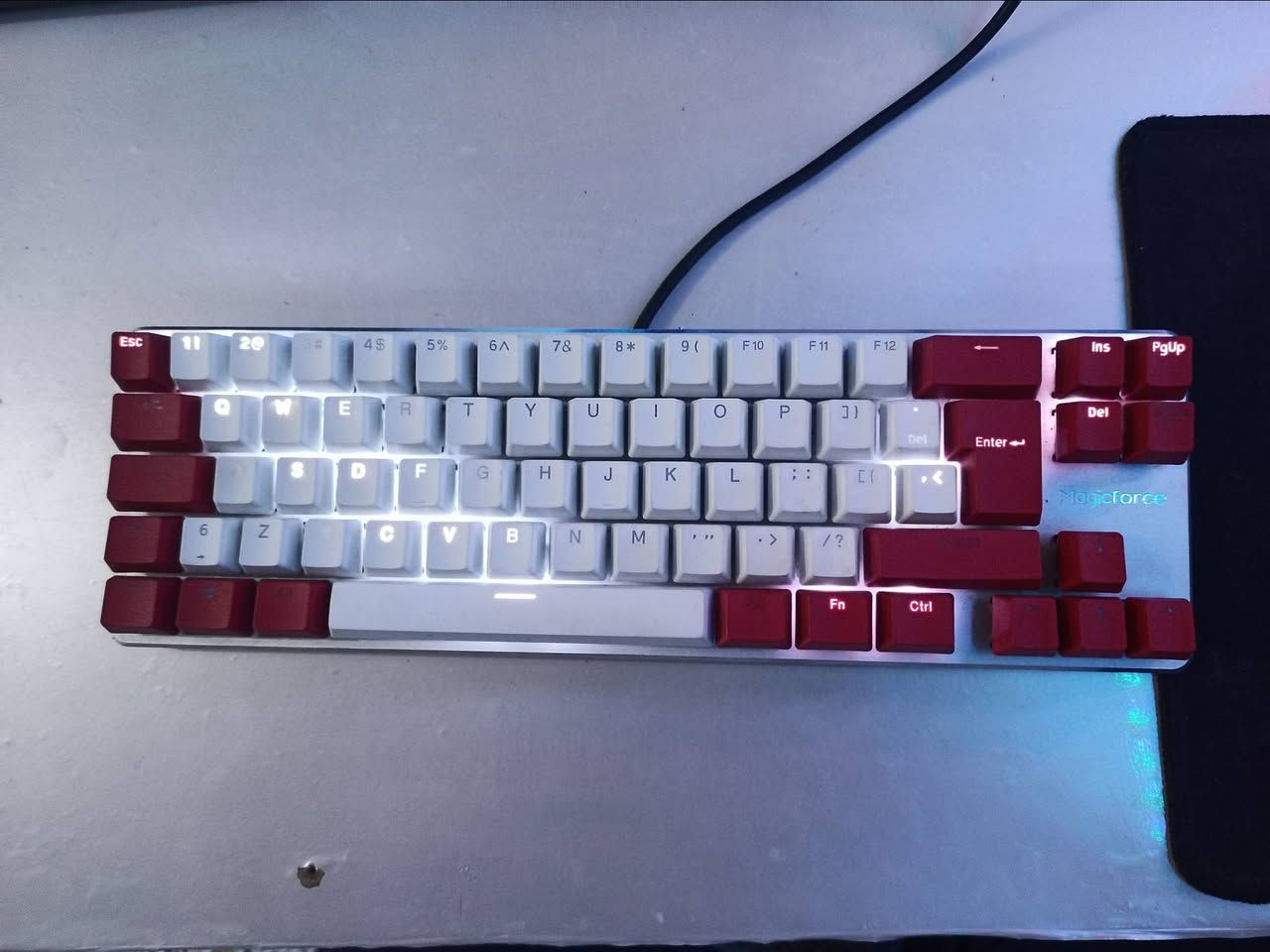 للبيع كيبورد ميكانيكي حجم 68 من شركة magicforce سعره 30 توصيل موجود 
التوصيل 
***********
