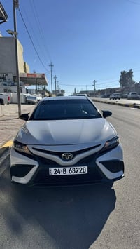 تيوتا كامري  موديل 24 مواصفات SE  لون سمنتي داخل اسود  شاشة كبيرة  تحك...