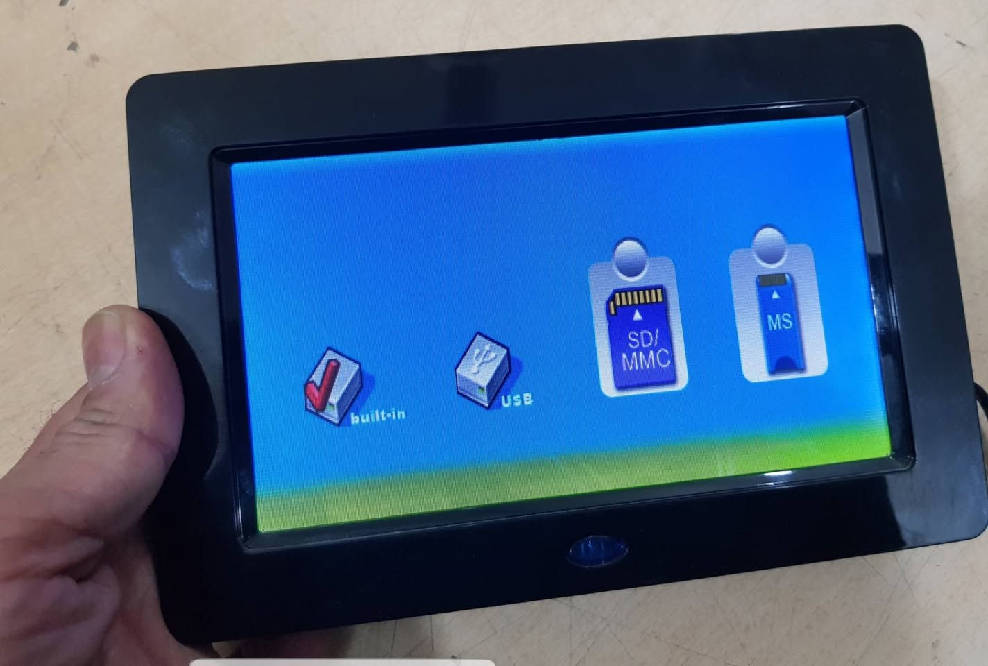 شاشة صغيرة بهذا الشكل بدون صوت فقط تعرض صورة للبيع ب 5 الف فقط بغداد ***********
