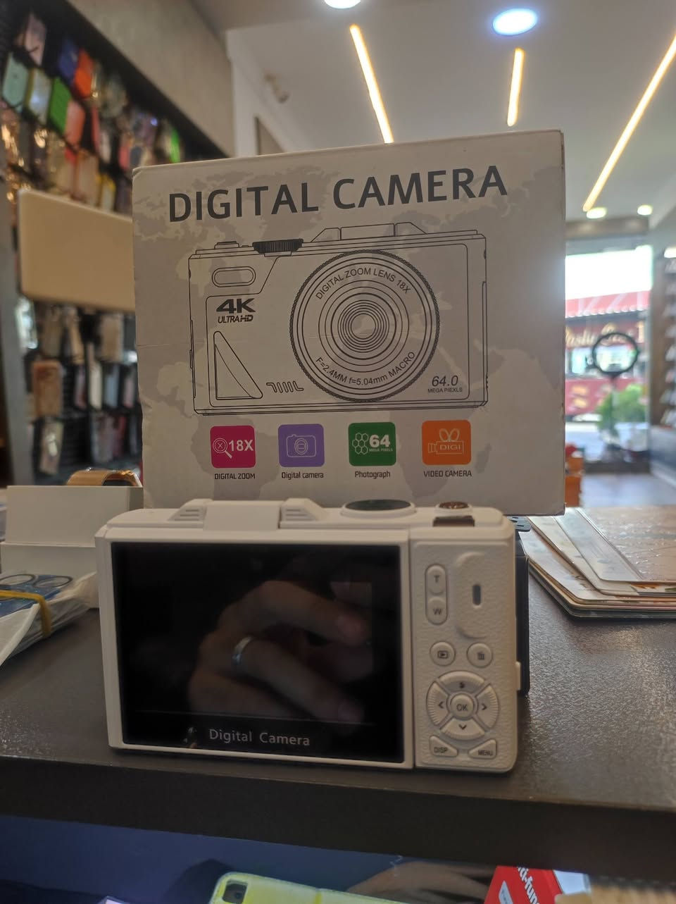هذه كاميرا رقمية من نوع Digital Camera ذات تصميم مدمج، تدعم التصوير بدقة 4K Ultra HD، وتأتي بعدسة ذات تكبير رقمي 18x وتلتقط صوراً بدقة 64 ميجابكسل. [1, 2]
الدقة والتكبير: توفر الكاميرا تصوير فيديو بجودة عالية 4K وتكبير رقمي يصل إلى 18 مرة.

التصوير الفوتوغرافي: تلتقط صوراً ثابتة بدقة تصل إلى 64 ميجابكسل.

المميزات الإضافية: تحتوي على شاشة قابلة للطي مقاس 3 بوصات بزاوية 180 درجة، ومناسب للمدونات المرئية (Vlogging).

التخزين والشحن: تدعم استخدام بطاقات الذاكرة (TF Card) وتستخدم شاحناً من نوع Type-C

هذه كاميرا رقمية من نوع Digital Camera ذات تصميم مدمج، تدعم التصوير بدقة 4K Ultra HD، وتأتي بعدسة ذات تكبير رقمي 18x وتلتقط صوراً بدقة 64 ميجابكسل.

السعر 50الف


**إذا كنت صاحب هذا الإعلان وتريد حذفه لأي سبب، رجاءا أرسل رسالة إلى الدعم الفني**