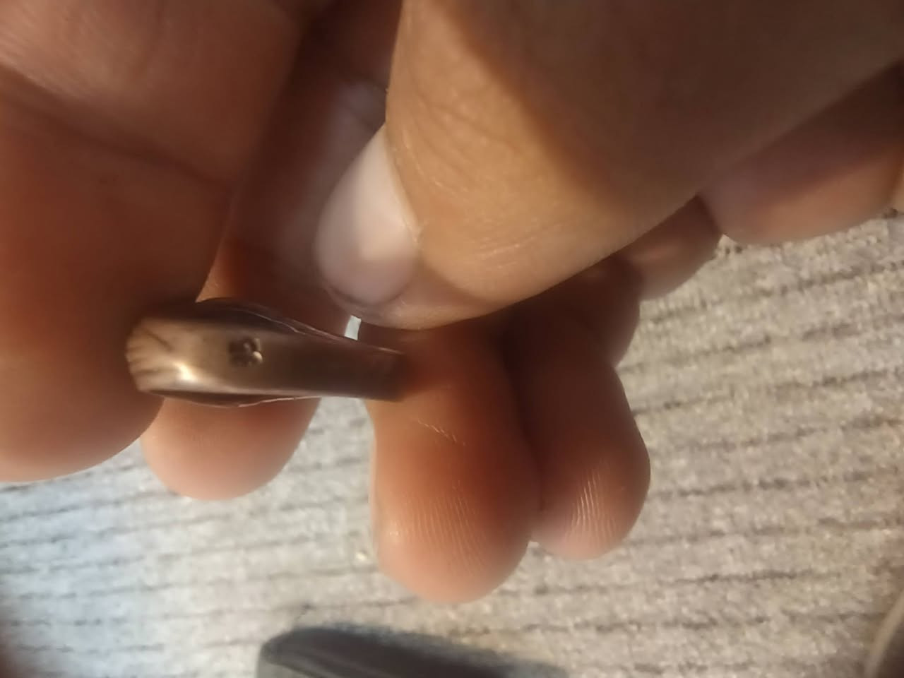 اللبيع ما اعرف فضة او لا بي ختم ٩٢٥ وابو الشذرة الزركة بي ختم ٥ وبصفهة حرف انكليزي ما اعرفهن شنو قيم واخذهن مكان نجف توصيل ماكو ‏‪***********‬‏ واتساب
