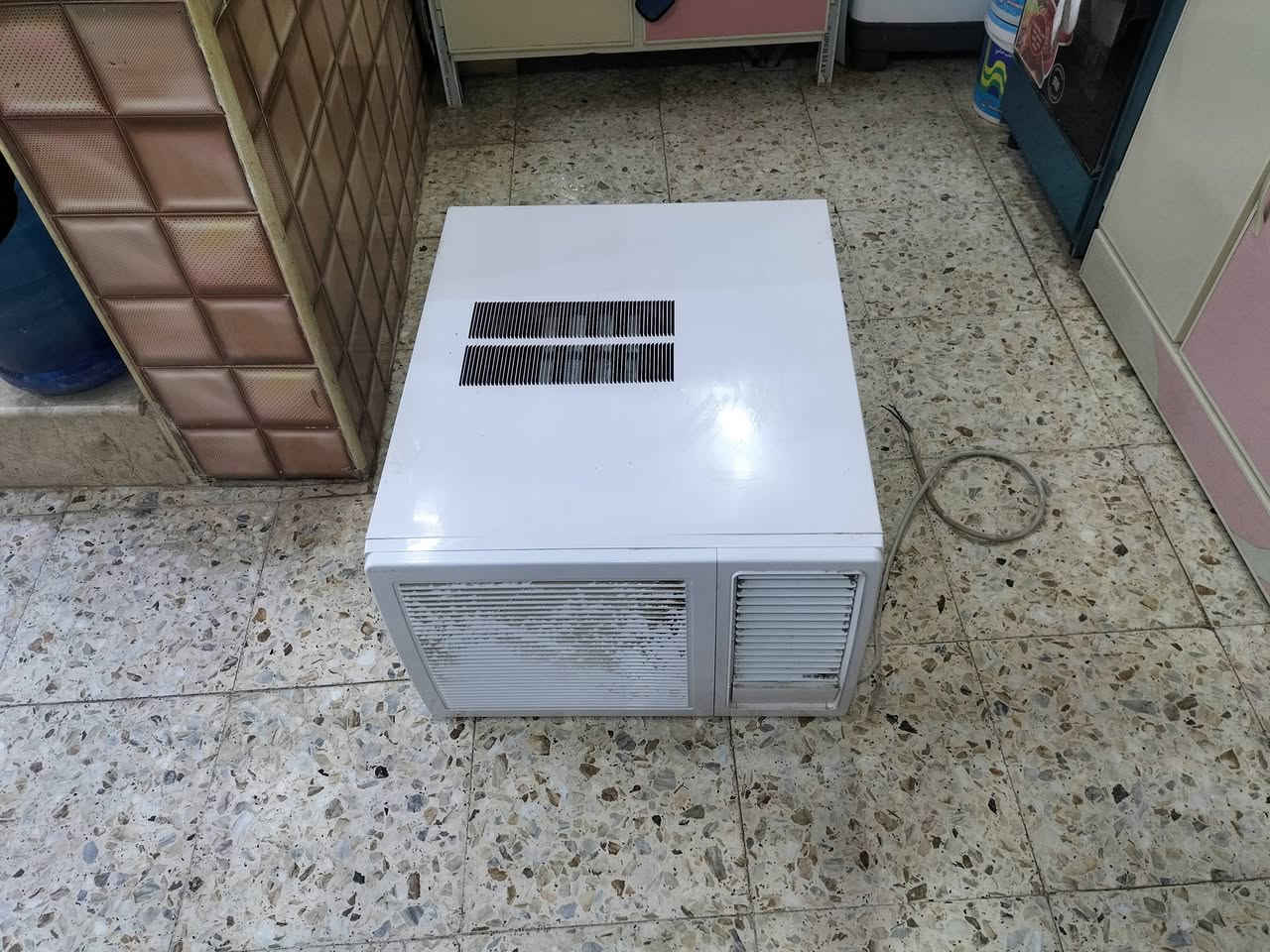 مكيف للبيع سعر 250مكان كربلاء ماداخل تصليح تبريد ثلج شراي يتصل *********** بي مجال قليل والله تبريد ثلج
