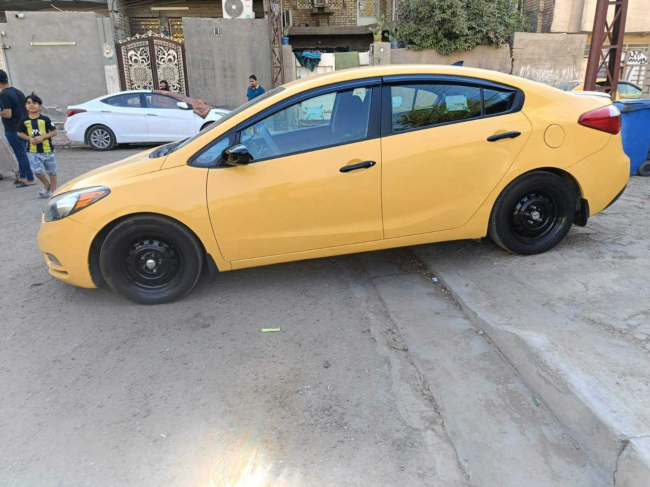 السلام عليكم
كيا فورتي. 2016 
حادثها حافة البنيد فقط بدون داخل وبدون تبديل شرط السونر
محرك 1800 دوش 
شاشه كأمره حساسات 
تخم تاير تبريد ثلج 
تحكم ستيرن جهتين 
مكانها بغداد الرصافه 
رقمي ***********
