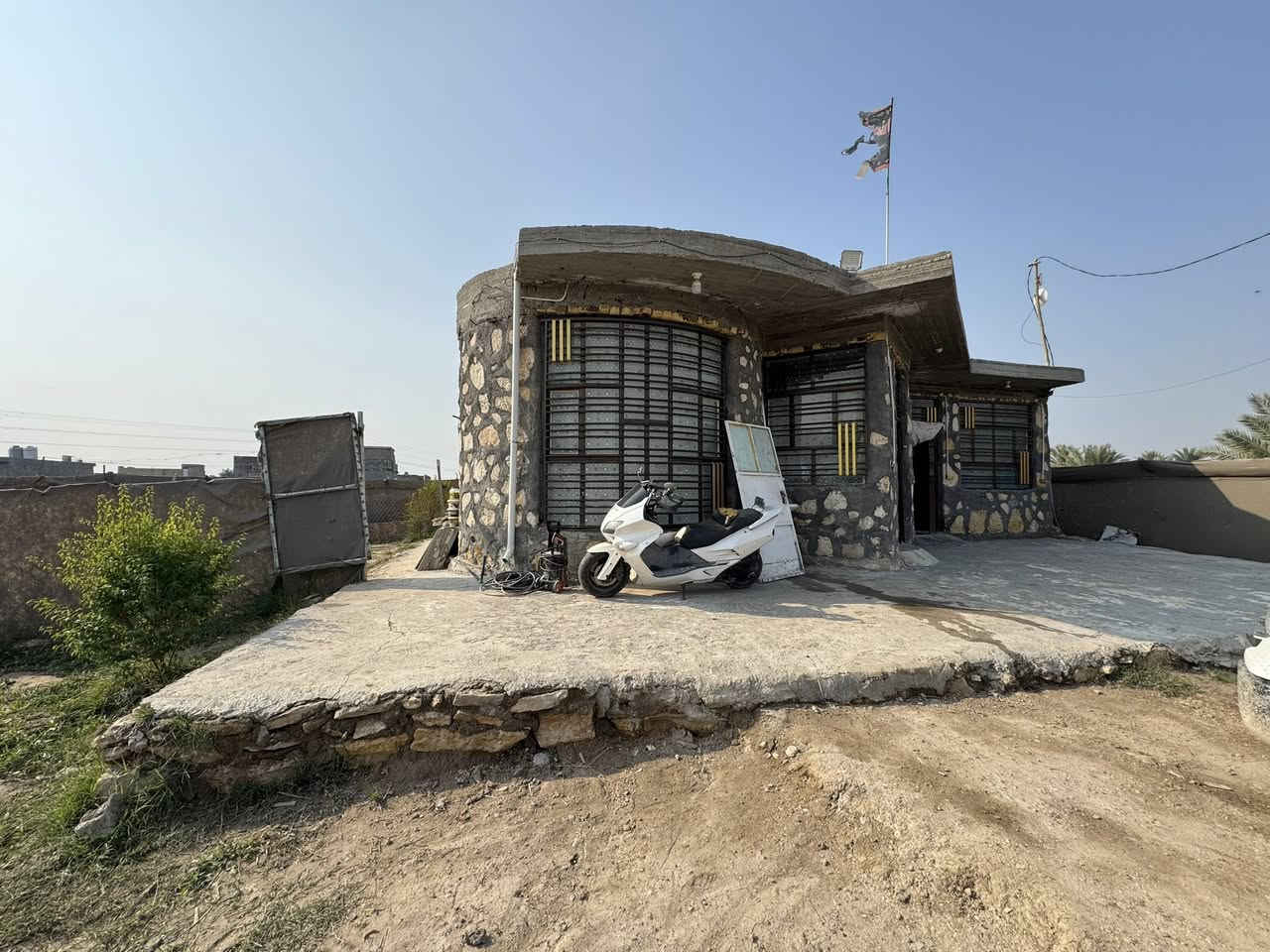 للبيع | بيت على مساحة 1000 متر 🌾
ملاحظة: العروض مع الأسعار في قناة التليجرام 📲
https://t.me/aliathabb

عقد زراعي 🌱
مساحة البناء 240 م²
🏡 استقبال + هول مطبخ  | 🚪 كليدور | 🚿 مجمع صحيات
🛏️ غرفتين نوم | 🌿 منور يحيط بالبيت

📍 الموقع: قرب السادة – البو خطة

📞 للاستفسار والمعلومات:
مكتب بيت بيوت الشمري
علي عذاب – ***********

⸻
📍 موقع مكتب بيت بيوت على الخريطة:
https://www.google.com/maps?q=32.451389,44.430278
