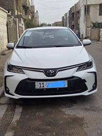 كورلا 2025 فول مواصفات  داخل احمر مقعد السائق كهرباء بيها بارد قليل بي...