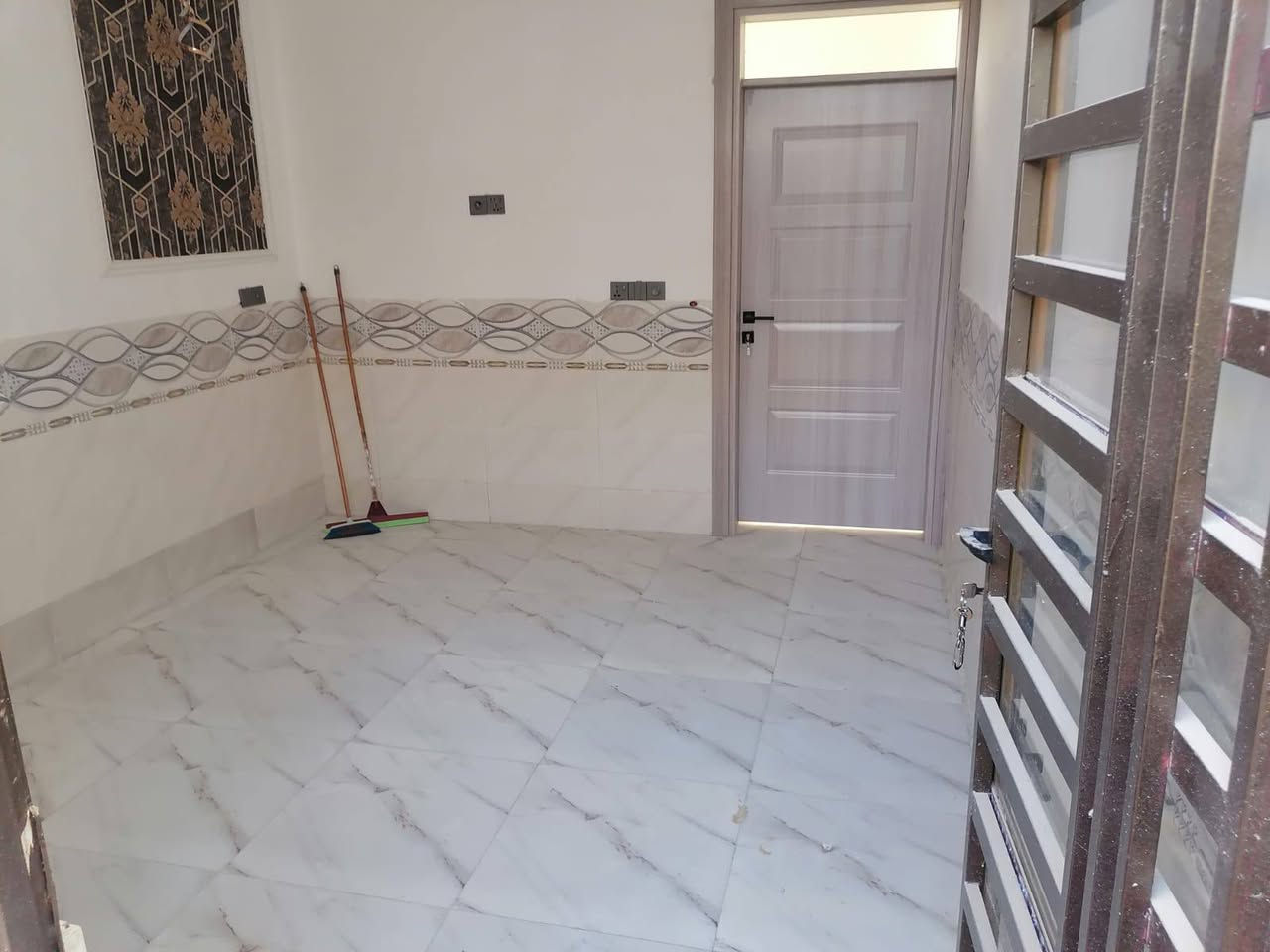 دار للبيع
العنوان سيد اسماعيل البوابه الثانيه 
قريب ع الشارع

المساحه ٥٠م  بناء  حديث مامسكون زيرو 
#يبعد عن الامام
اقل 5 دقايق بسياره
٩كيلو تقريبا عن الامام

استقبال وصحياة خارجيه للظيوف

ومطبخ مشترك مع الصاله

وغرفة نوم وصحياة خلف الغرفة للعائله

اتصال ع الرقم او واتساب
***********
