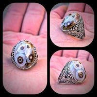 لأنك تستحق التميّز... اقتني خاتمك الفاخر من الفضة الخالصة، مرصّع بالعق...