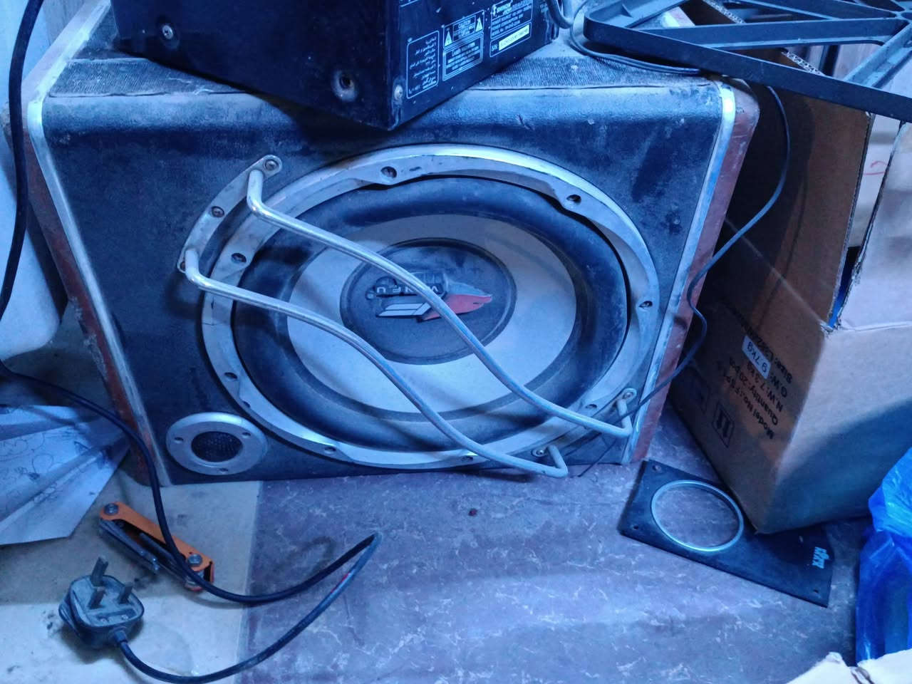 غطاس حجم وسط مستعمل قليل كلش شغال 
مضخم صوت بريطاني الأصلي مال سياره شغال وع الشرط هوه والأمبلي فاير مالته .صوته مجسم كلش مرتب 
 مبرده حجم صغير الله يشهد شتغلت أقل ال١٠ مرات وتركناها 
***********
