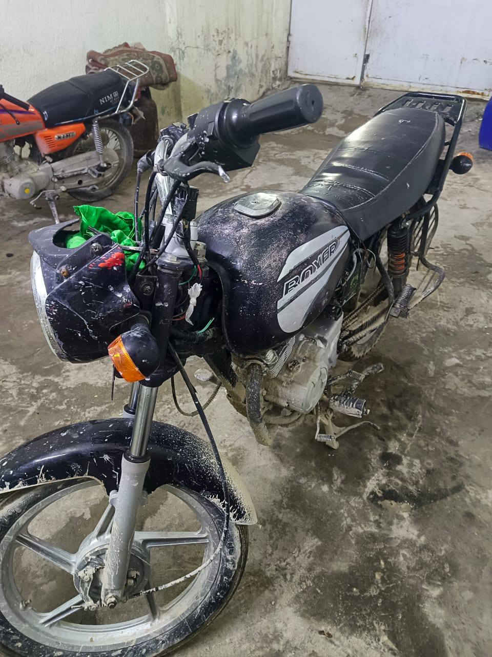 سلام عليكم بوكسر حلاويه للبيع السعر  500  وبيها مجال العنوان نجف حي الميلاد رقم ***********
