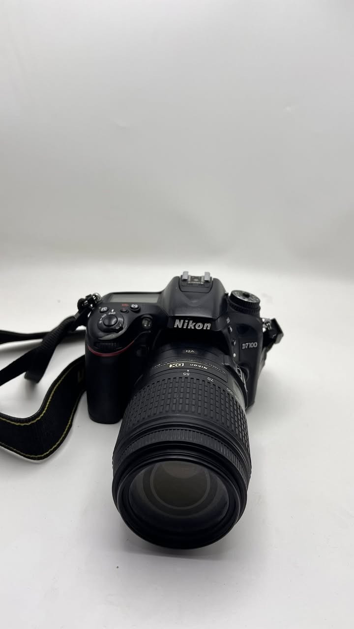 السلام عليكم كامره نيكون 7100 للبيع 
شترها ١٧k 
ملحقات جنطه شاحنه بطارية هود
 السعر 400 الف قفل  
 مكاني ناصريه سوق الشيوخ ***********

