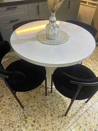 ميز طعام • للبيع