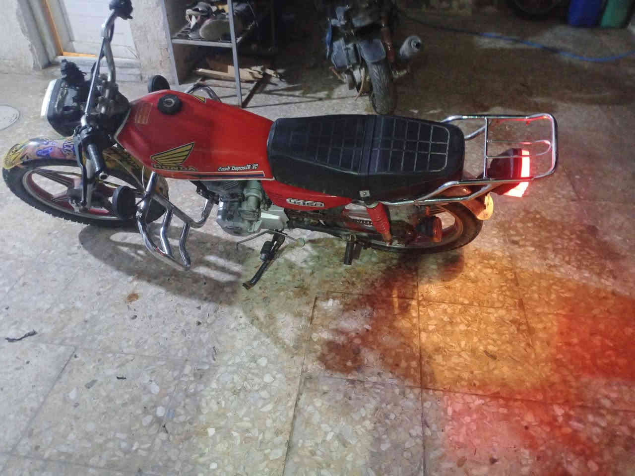 السلام عليكم دراجة ارشة ٤ كير وسلف موديل 21  تجفيت جديد صار 5 ايام تخم تاير جديد كهربائيات كلهة شغالة السعر 375 وبيهة مجال الاتصال  ***********
