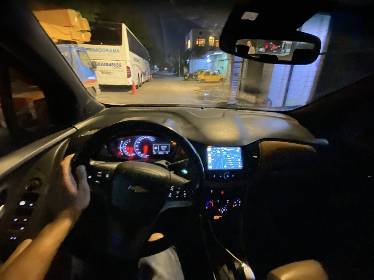 السلام عليكم  
شوفر تراكس 2018 فول مواصفات LTZ 
اعلى فئة بسيارات 
تحكم ستيرن 
بصمة 
بانور راما 
داخل جديد كلش 
سيارة نضيفة 
فقط بيها براد دهن  لان خابطة 
بس سيارة شغالة كلشي مابيها 
ابيع ادوات ادوات  مكصوصة 
وًمراوس عادي 
عنوان بغداد 
***********
رقم اربيل
