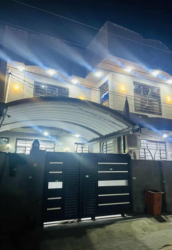 السلام عليكم عندي دار للبيع المساحه الكليه 200 متر طابو زراعي سند 25 تحويل مباشر باسم المشتري متوفره كل الخدمات حي الجزائر بناء حديث وجديد سعره165 وبي مجال الاستفسار  اتصل على رقم الهاتف‏‪***********‬‏
