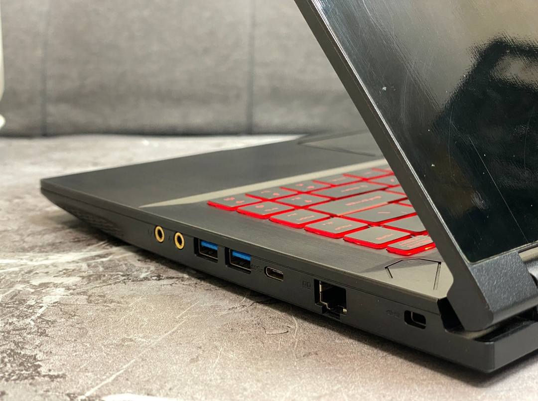 مواصفات 

المعالج (CPU): Intel Core i5-11400H (الجيل الـ 11) بسرعة تصل إلى 4.5 جيجاهرتز.

كارت الشاشة (GPU): NVIDIA GeForce GTX 1650 سعة 4 جيجابايت GDDR6.

الذاكرة العشوائية (RAM): 8 جيجابايت  DDR4 3200MHz (قابل للترقية).

التخزين (Storage): 512 جيجابايت NVMe SSD PCIe (مع خيارات إضافية).

الشاشة (Display): 15.6 بوصة بدقة Full HD (1920x1080) من نوع IPS-Level، معدل تحديث 144 هرتز

مستعمله بس نظيفه حيل اخت الجديده 

السعر 650 الف وبيها مجال

اكتب تم بالتعليقات واجيك خاص اذا مهتم


**إذا كنت صاحب هذا الإعلان وتريد حذفه لأي سبب، رجاءا أرسل رسالة إلى الدعم الفني**