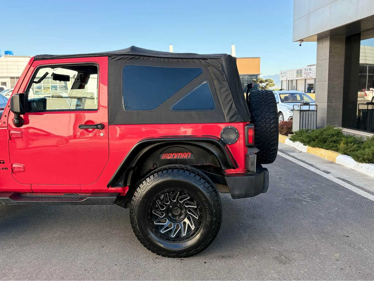 jeep wrangler 2013 
مۆدێل ٢٠١٣ خلیجی سفری شه‌ریكه گێر عادی كه‌شف‌ بێ بۆیاخ بێ سارد بێ شوخوت بێ چاڵ بێ ده‌عم و كراوه‌ سه‌یاره‌كه‌ وه‌ك سفر وایه زۆۆر تازه‌یه‌ مه‌كینه‌ی نه‌كراوه‌ته‌وه‌ تایه‌ی تازه‌ سه‌نه‌وی تازه‌ بێ ته‌قه‌و ره‌قه‌ دینارێ مه‌سره‌فی تیا نیه‌ مه‌كینه‌ی ٣.٦ مه‌رخوب به‌ ناوی خۆمانه‌وه‌یه‌ 
نرخ:١٣٢ مه‌جال
***********
*********** السليمانية, العراق
