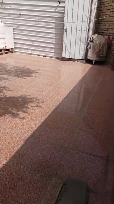 السلام عليكم  دار للبيع المساحه 200 الشارع 7متر  يحتوي على غرف عدد 2 مناور عدد 2 حمام داخلي وخارجي صاله مطبخ نقص استقبال  وستاره البناء طابوق السقف كونكريت  كافه الخدمات ماء مجاري العنوان خلف المستشفى التركي قرب مدرسه شاكر حاشوش السعر 65 قابل للتفاوض للاتصال ***********
