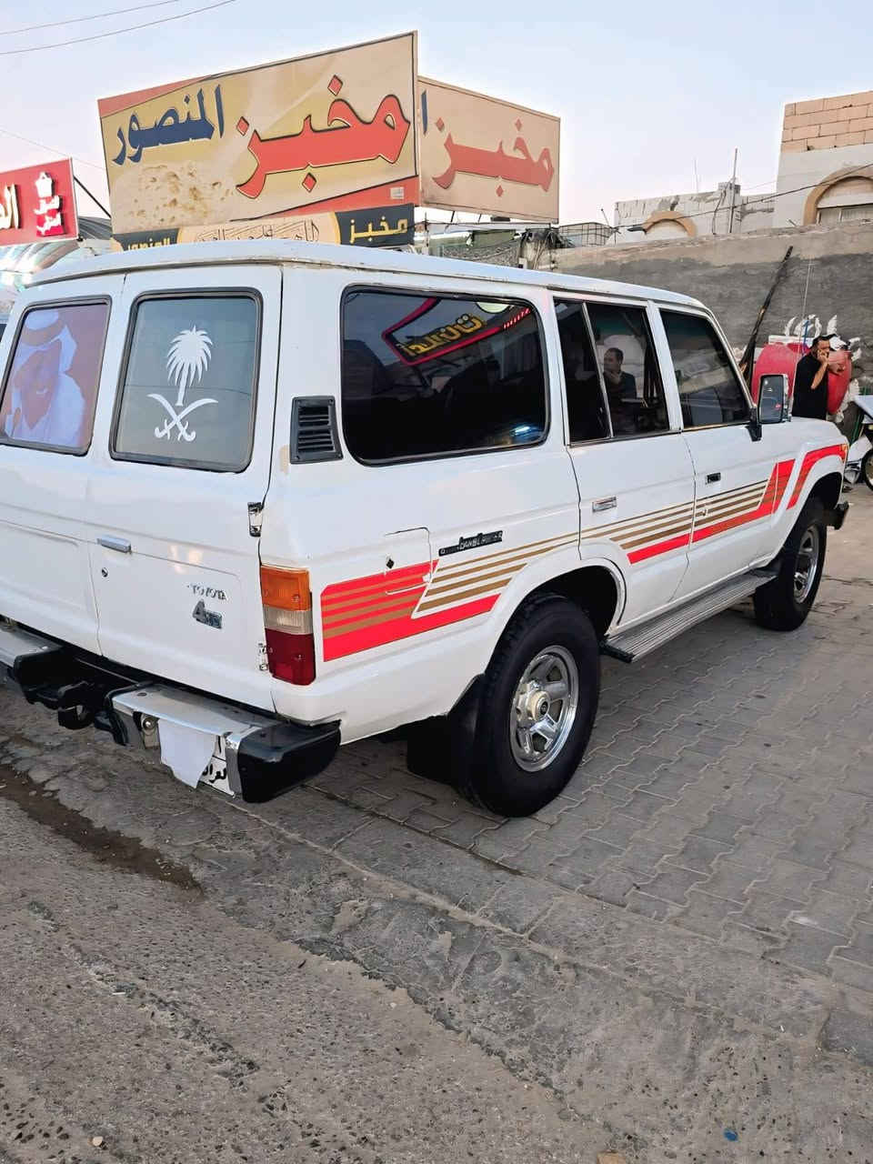 السلام عليكم لاندكروز للبيع موديل 87 كير ومكينه جديد ماكينه ثرياف جير 6 دفع رباعي شغال كهربائيات كلها شغال تخم تاير جديد دوشمه جديد جام كهرباء رقمها اربيل تحويل ثاني يوم مكاني نجف ***********
