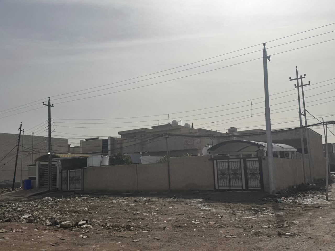 بوب الشام أسوار بغداد مقابيل
 دورالضباط قرب الهزه مال مرور 
لبيع ملك طابو زراعي 25 ركن على شارع 
شارع 15 كامل خدمات باقي على تبليط طاب 
عليها انشالله كهرباء ماي مجاري كامل
يبعد عن الشارع العام 500متر 
البيت يحتوي على طابق واحد غرفه 5x5
استقبال 7x5 حمام 2x150 مطبخ 250x5
حمامات خارجيه او مخاسل 2
معه غرفه كرفان خارجيه 3x2
مساحه 250م واقع حال واجه 10نزال 25
معه البيت قطعه الي مقابيل البيت نفس مساحت 
البيت مسيجه حديقه على شارع 
‭+964 773 887 4870‬
