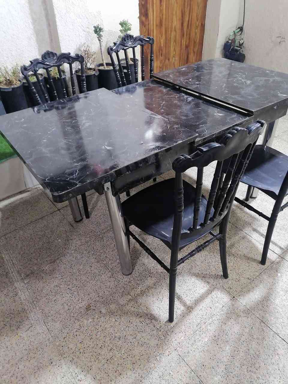 للبيع ميز طعام خشب نوع تركي ارجل استيل يتكبر ويتصغر عدد ٢ مع اربع كراسي لكل ميز عظم عاج العنوان الكوت للاستفسار الاتصال على الرقم *********** على صاحب الغراض
