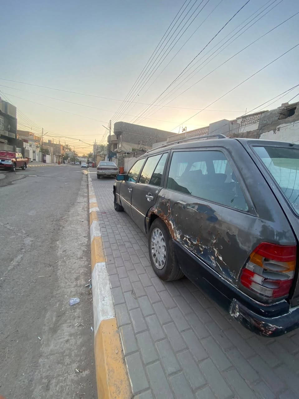 السياره مرسيدس موديل 1990 وتحتوي على 6 سلندر والمحرك نضيف ولا يوجد اي تبخير في السياره وسعر والاستفسار على الرقم الحالي.  ***********    واهلاً وسهلاً بكم
