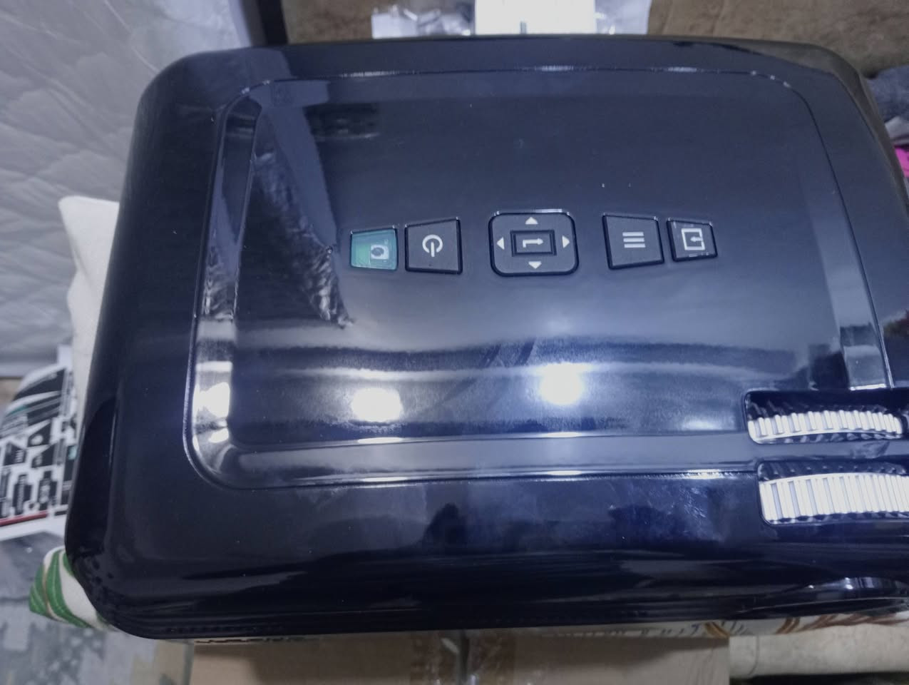 هذا الجهاز هو جهاز عرض ضوئي (Projector) من شركة LESHP، وتحديداً الموديل الشهير BL58 (أو إصدار مقارب له من نفس السلسلة). يُصنف كجهاز بروجكتر منزلي اقتصادي يعمل بتقنية LED.
إليك التفاصيل الكاملة بناءً على مواصفاته التقنية:
​1. التفاصيل والمواصفات التقنية
​الدقة (Resolution): يدعم دقة عرض تصل إلى Full HD 1080p، بينما الدقة الأصلية (Native) هي غالباً 1280x768 بكسل.
​السطوع (Brightness): يصل إلى 3200 لومن (Lumens)، مما يجعله جيداً في الغرف المظلمة أو ذات الإضاءة المنخفضة جداً.
​عمر المصباح: يعمل بتقنية LED، ويصل عمر المصباح فيه إلى حوالي 20,000 ساعة (أي يدوم لسنوات طويلة دون الحاجة لتغيير اللمبة).
​حجم الشاشة: يمكنه عرض صورة تتراوح بين 32 بوصة إلى 200 بوصة، حسب المسافة عن الجدار (يفضل وضعه على مسافة 2-3 متر للحصول على أفضل جودة).
​المنافذ (Connectivity): يحتوي على خيارات توصيل متعددة تشمل:
​2 منفذ HDMI (للكومبيوتر، البلايستيشن، أو الرسيفر).
​2 منفذ USB (لتشغيل الأفلام مباشرة من الفلاشة).
​منفذ VGA و AV.


**إذا كنت صاحب هذا الإعلان وتريد حذفه لأي سبب، رجاءا أرسل رسالة إلى الدعم الفني**