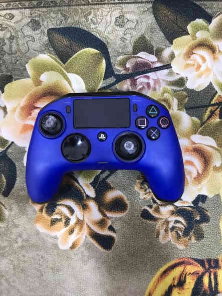 سلام عليكم 
Ps4  
500غيغا
يدات 2
يده احترافيه بس المحترفين يعرفونها وشنو مميزاتها وشكد سعرها
يجي ويا باتل فيلد 1 
ردد رمبشن2  للبيع وحدها
ملاحضه: البلي مامهكر 
مكاني كربلاء حي العامل السوق الاخير 
السعر مناسب كلش
التواصل ماسنجر او واتساب (***********)
