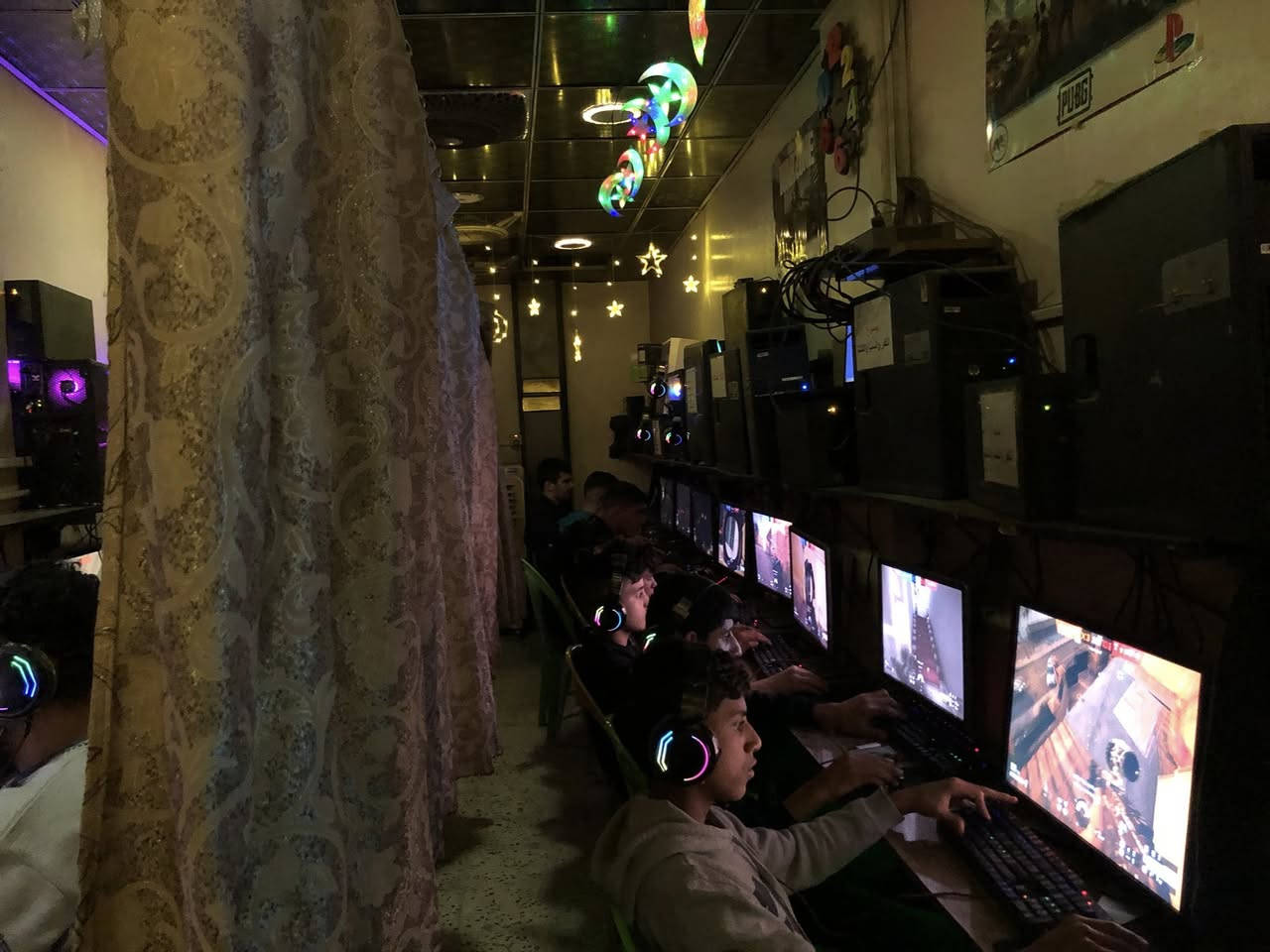 السلام عليكم محل حاسبات (نتورك)للبيع الموقع حي العامل شارع 7نيسان مقابل جوال ستوري المحل يحتوي علئ 18 حاسبه وبلي ستيشن 4 عدد 2 مع الملحقات اقرص + جويستكات اظافيه للستفسار اكثر الاتصال علئ الرقم ***********
