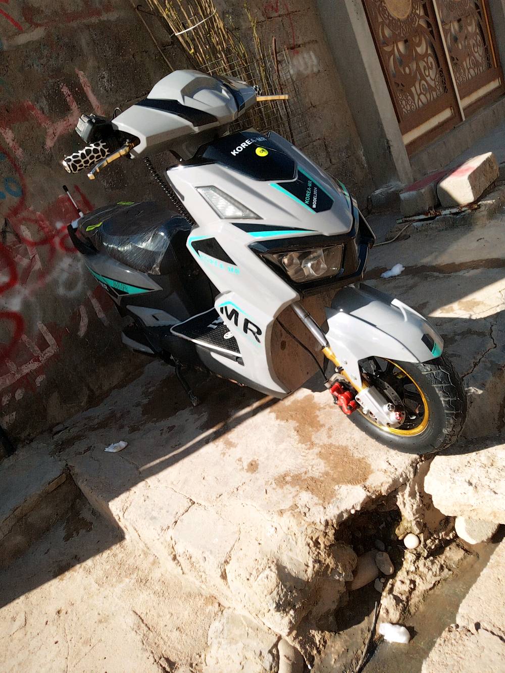 
السلام عليكم 
عندي سكنس للبيع شحن لايوجد توصيل 
مواصفات معروفه 
6 بطاريات دبل شرط الفحص 
4 نمر 
لايت علي ناصي ورماش ثلجي 
بي نضام رجوع اللخلف 
وبي مدخل يو اس بي 
وبي گثير مواصفات داخل الخاص 
.
مكاني موصل ايسر حي الفلاح الأولى يم تيم مارت يم مدخل المرور 