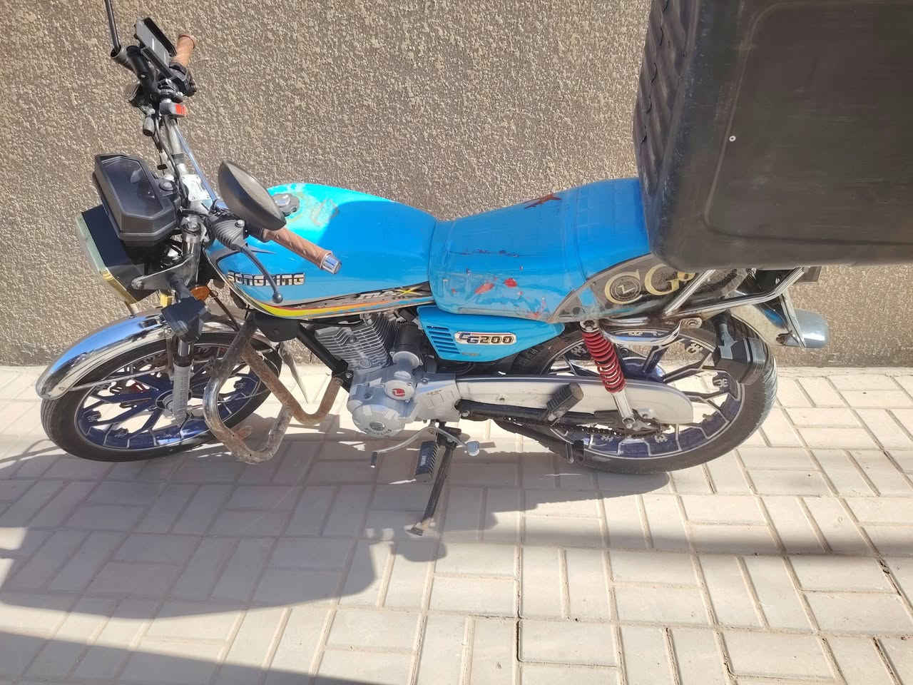 السلام عليكم دراجه ايرانيه خمسه ريال نظيفه موديل 25 رائد هيبه 700 مجال بسيط ***********
