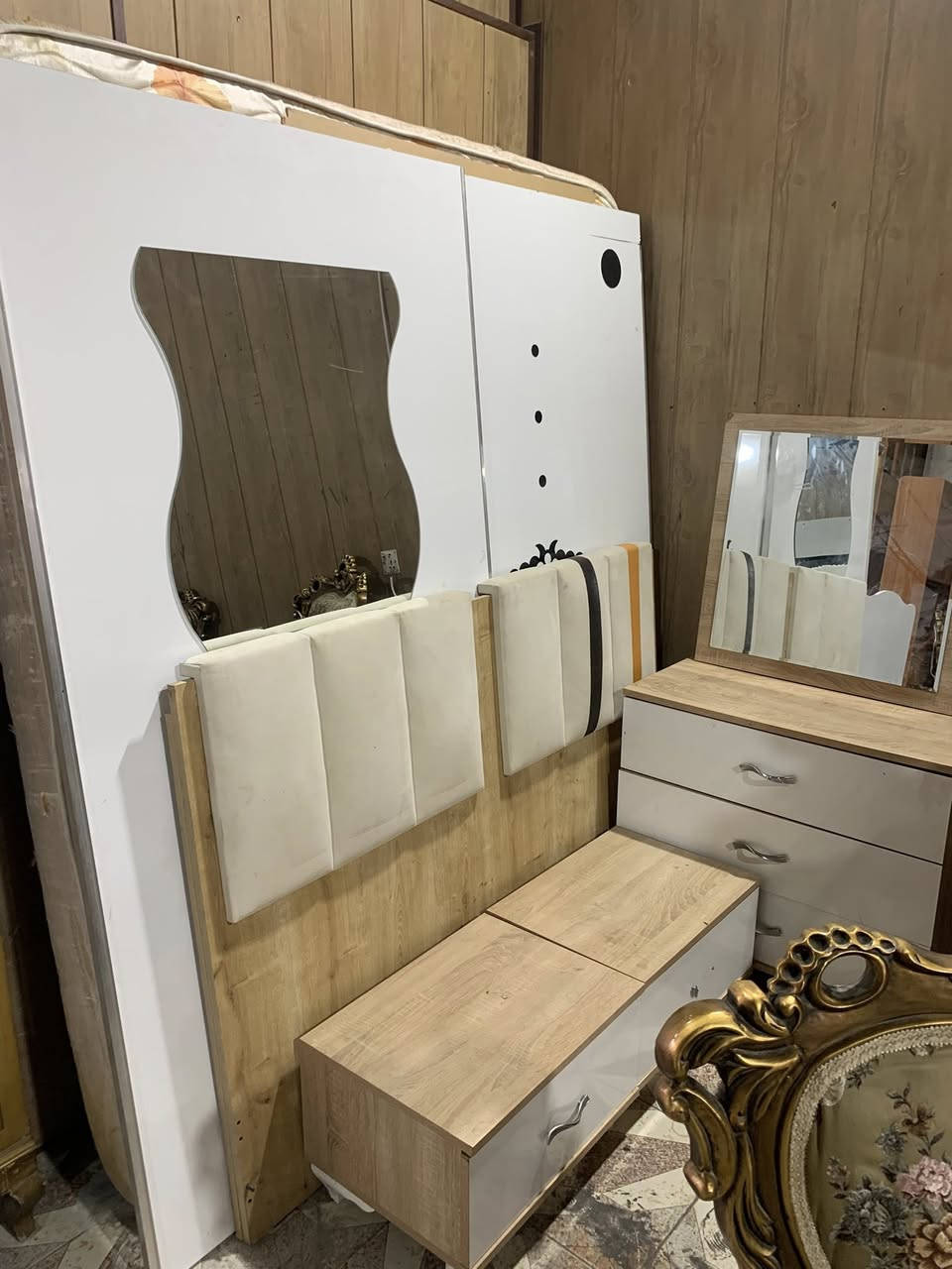 غرفة نوم بدون دوشك داخل الجربابه صوميا خشب للبيع سعرها ٢٦٠
العنوان / كاني كردا  الشارع السايدين مقابل المدرسه التركيه 
رقم موبايل ***********
