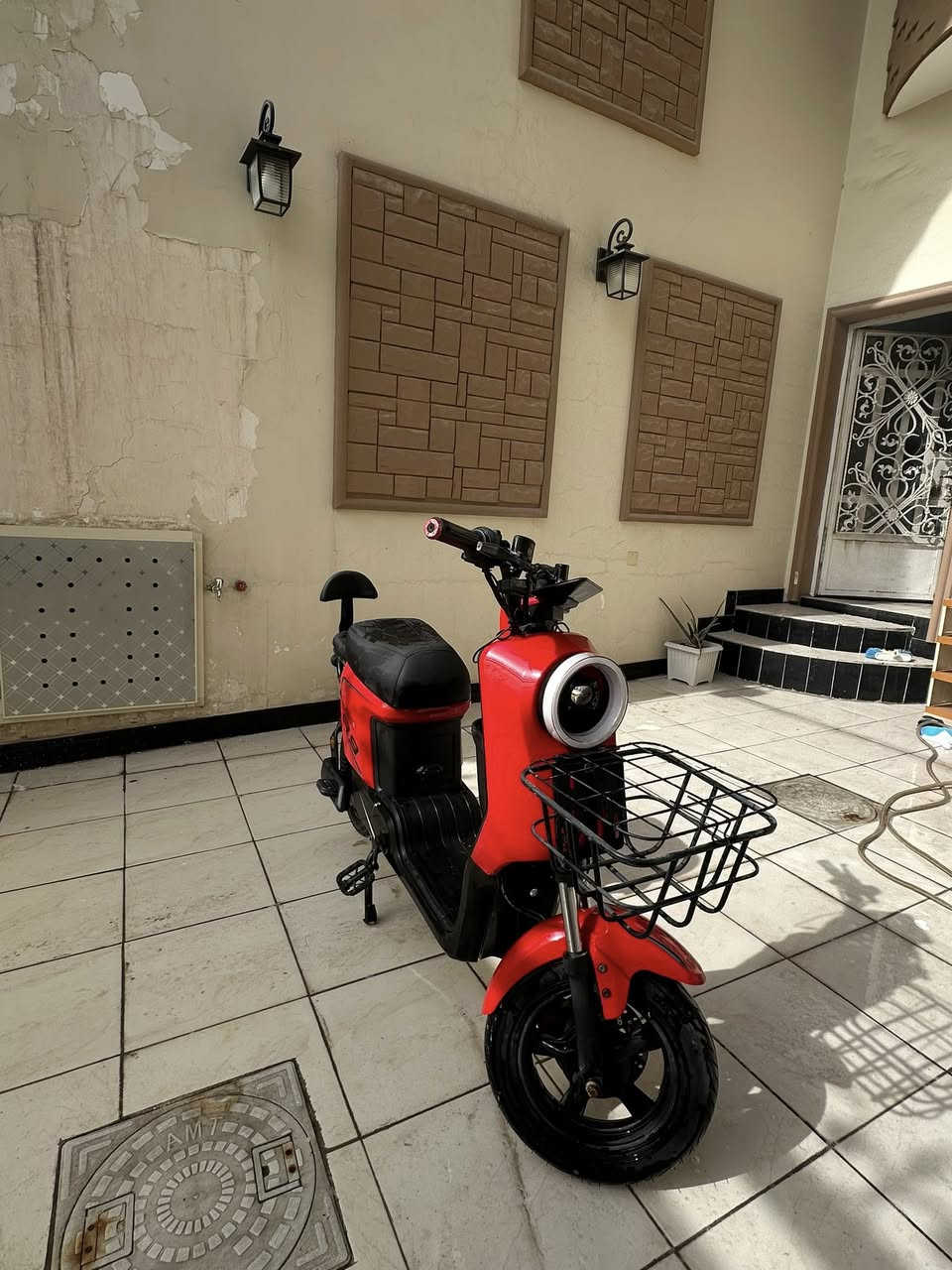 السلام عليكم دراجه شحن R9 متروكه صارله 3 اشهر بطاريات عطلانه الدراجه نضيفه مكاني / القبله حي الجامعه رقمي *********** 
السعر 350 و بيها مجال
