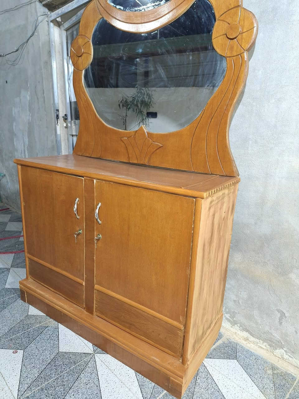للبيع  ميز مرايه   السعر ٣٠ ألف    خاص أو التصال  ***********
