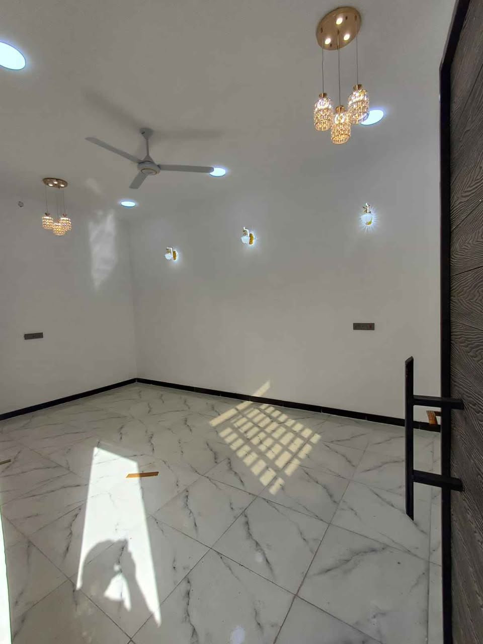 السلام عليكم بيت للبيع المساحه 200م طابو زراعي عراقي يحتوي على قرفتين وصاله ومطبخ وديوانيه وصحيات وكراج العنوان بصره أبي الخصيب محيله صفحه الشط الاتصال على الرقم التالي *********** البصرة, العراق
