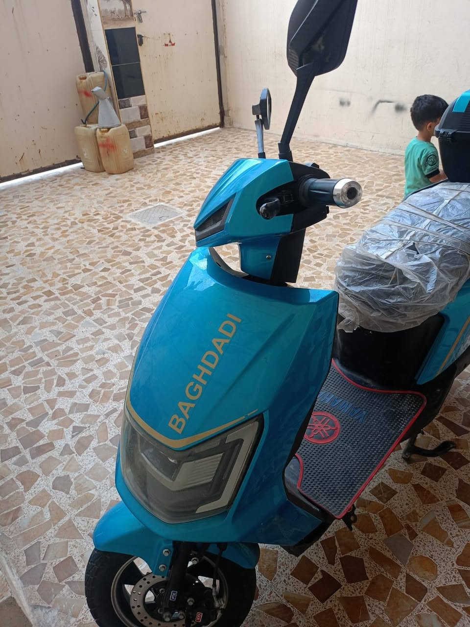سلام عليكم ملطور شحن شركة  بغدادي خمسه بطاريات الشحنه الوحده تمشيك 35 كيلو شحنو حيل زين كحربايت كلها شغاله 3نمر سعر 350وبي مجال للطيبين للستفسار اكثر علرقام التاليه كورك ***********اسيا ***********

