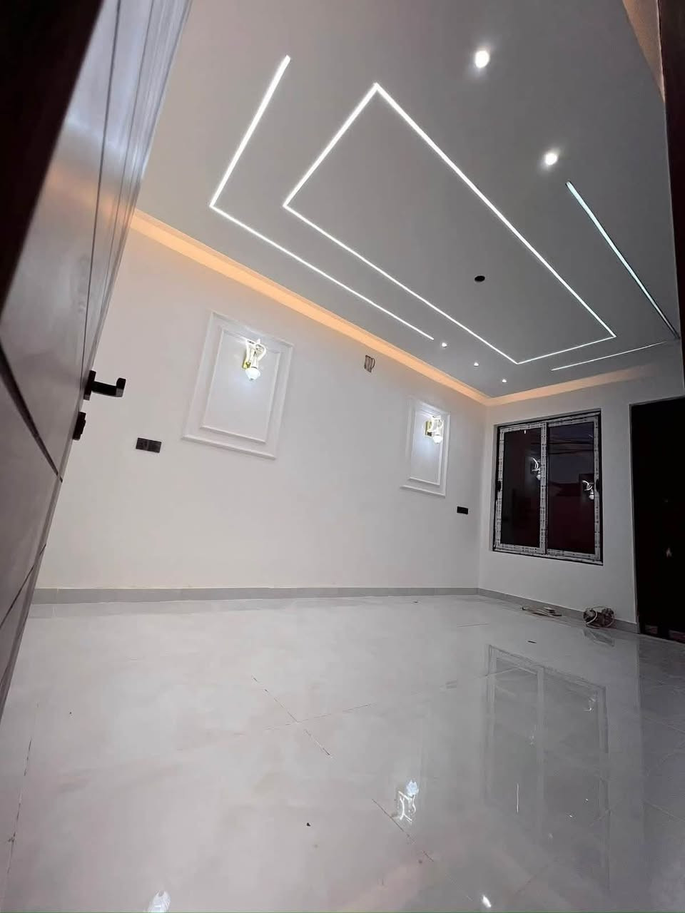 دار للبيع 100 متر 🏠 السعر 250 وبي مجال
حي الجهاد مربع الامانه تسليم مفتاح 🔑 

خلال أسبوع شغل فول درحه اولى

📍مقابيل البيت سياج مدرسه عله طول الشارع 

         🫵🫵مواصفات الدار 👇👇

ارضيه بورسلين 80 في80 نانو بولش 

ديكورات صقوف صاله ومطبخ وغرفه نوم 🛌 

نضام درج بيانو 🎹 أناره 

محجر الدرج زجاج مسكرت 10 ملم 

باب قاصه بلازمه 

نضام حاكيه شاشه صوره وصوت 

جداران مطبخ وحمامات بورسلين هندي تصفير 

مدخلين ثلاث نوم 🛌 

اثنين حمام 🛁 صاله مطبخ 
***********مكتب الابراج مقابل مجمع النسيم السكني
