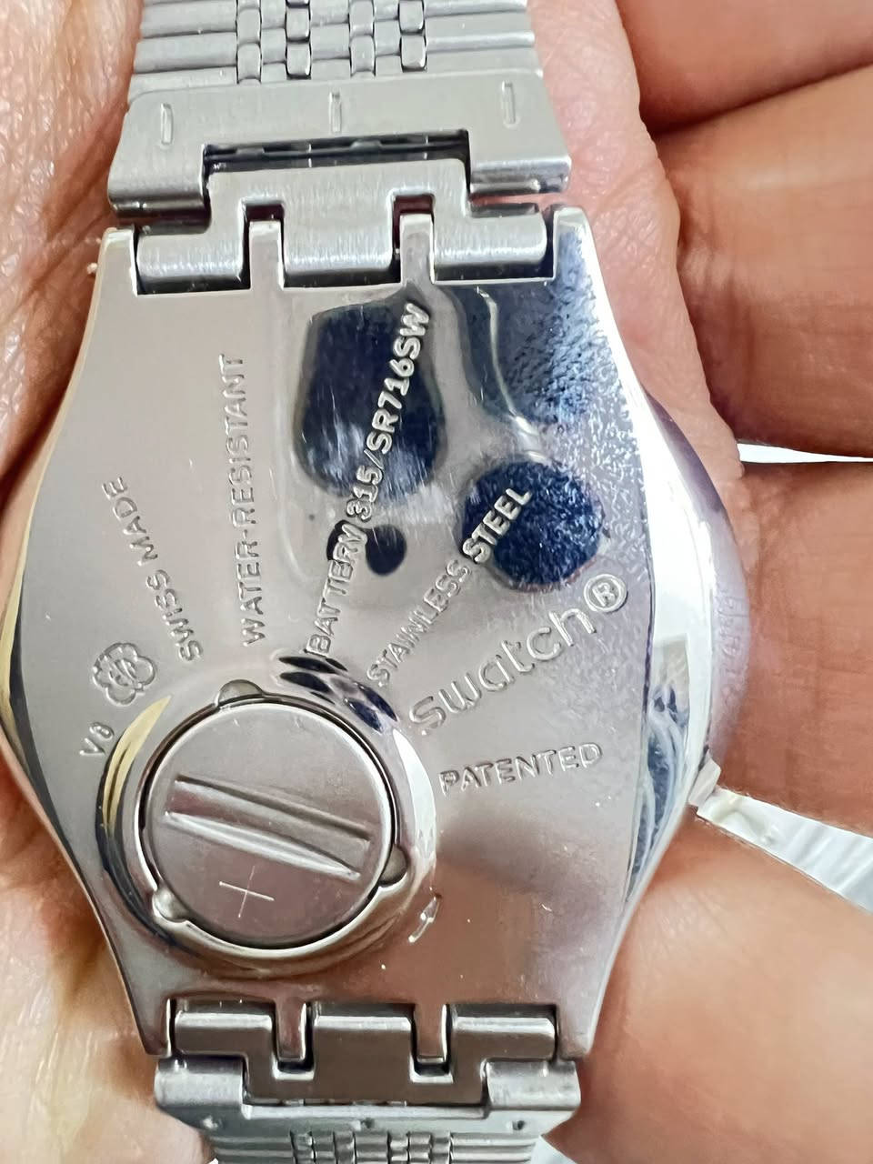 ⌚ للبيع ساعة Swatch Swiss أصلية ⌚
▫️ النوع: Swatch Swiss
▫️ الحركة: Quartz (بطارية)
▫️ التصميم: Skeleton – مكشوفة من الأمام
▫️ السوار: ستانلس ستيل أصلي
▫️ الحالة: ممتازة / استعمال خفيف
▫️ الملحقات: مع العلبة + الكرت + الكتيبات

✅ أصلية 100%
✅ دقة عالية
✅ تصميم أنيق ومميز

💰 السعر: 170 الف  عراقي (قابل للتفاوض البسيط)

📞 التواصل: —— ***********
