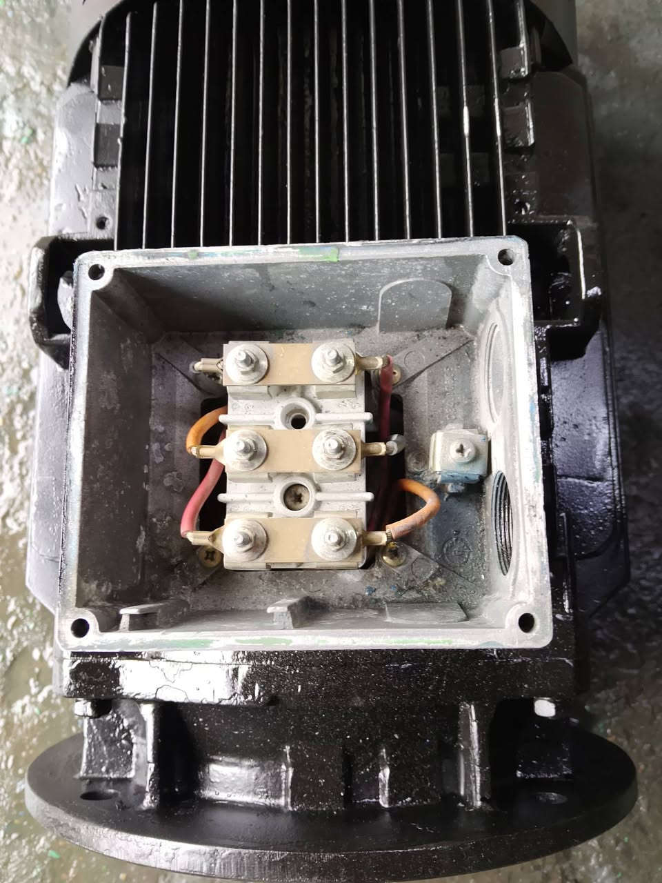 ماطور 25 حصان   قاعدة فلنجة  الدوره 1500  بلادي اوروبي السعر 650 الف عنوان بالموصل على ***********8
